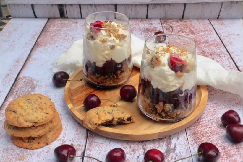 verrine à la cerise cookies et chantilly
